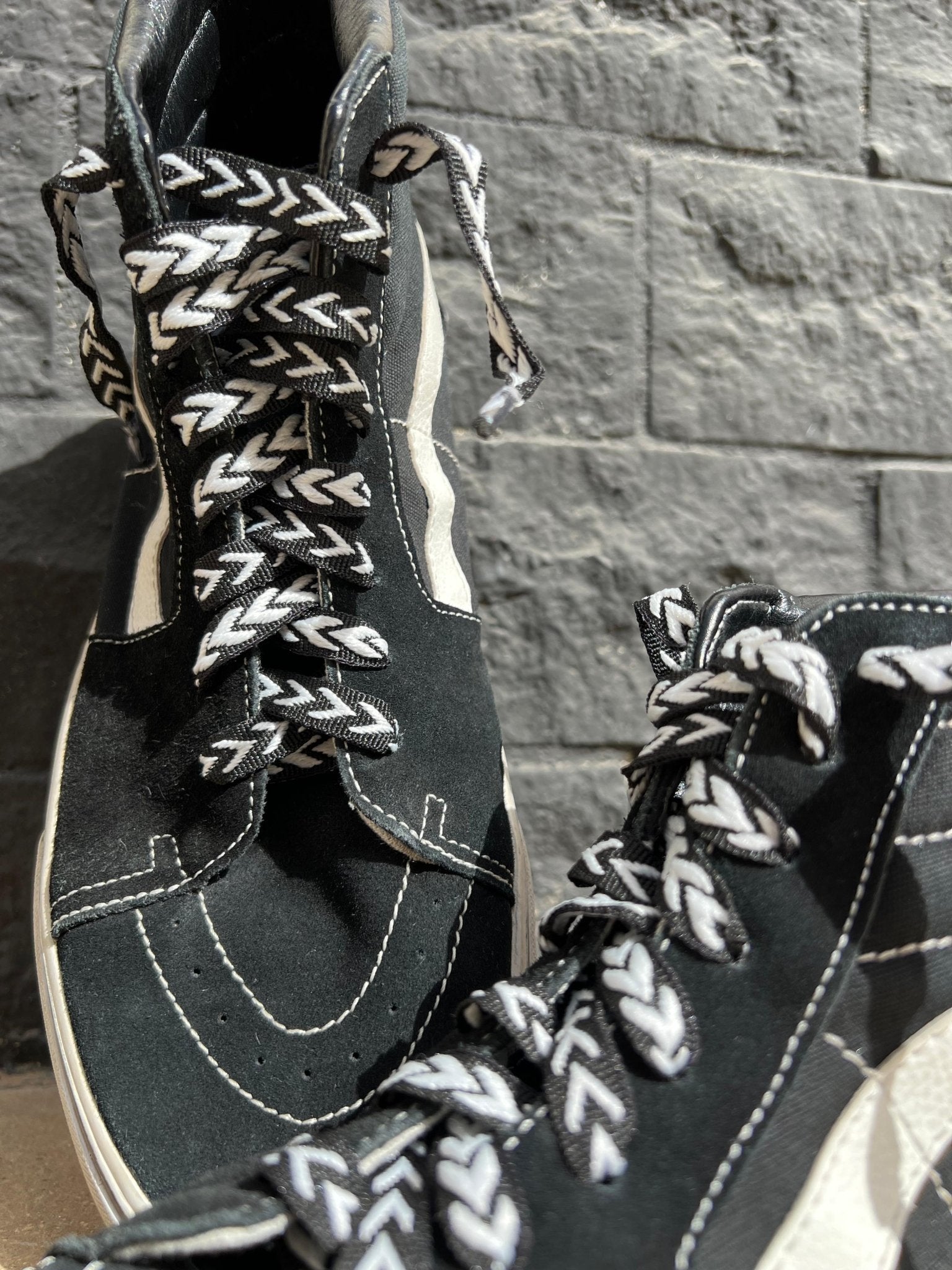 Arrow Black - White - relaced